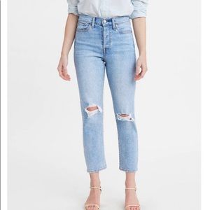 Levi’s straight wedgie light wash jeans with distressed knees sz 28